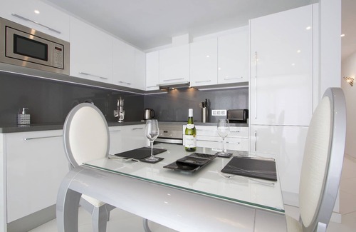 Puerto del Carmen Apartamento | Apartamento de lujo de una habitación, terraza privada, vista al mar, TV completa del Reino Unido, WiFi