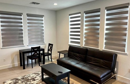 Tracy Apartamento | Luxury one bed/bath with Garage & Washer/Dryer