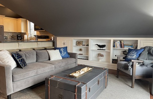 Pawcatuck Apartamento | Luxury one bedroom with private roof deck overlooking River in Westerly, RI.