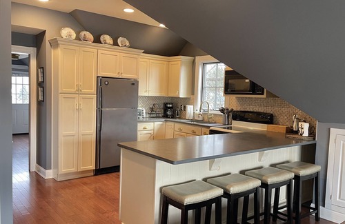 Pawcatuck Apartamento | Luxury one bedroom with private roof deck overlooking River in Westerly, RI.