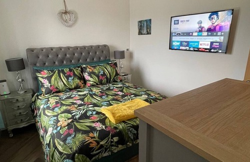 Sowerby Bridge Cabaña | Luxury open plan kitchen, dining, lounge with 2 bedrooms and 2 bathrooms.