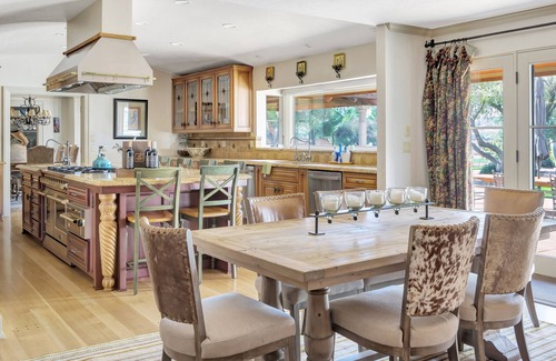 Paso Robles Casa | Luxury Paso Villa w/ pool, jacuzzi, ping pong & bocce ball - 10 min to downtown!