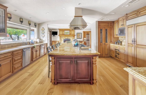 Paso Robles Casa | Luxury Paso Villa w/ pool, jacuzzi, ping pong & bocce ball - 10 min to downtown!