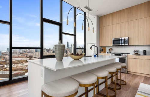 River West Apartamento | Luxury Penthouse: 3BR, Prime Location