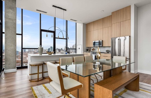 River West Apartamento | Luxury Penthouse: 3BR, Prime Location