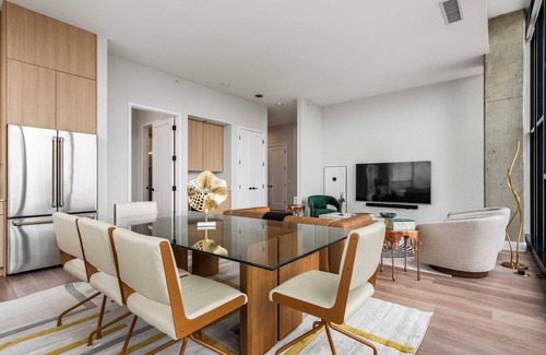 River West Apartamento | Luxury Penthouse: 3BR, Prime Location