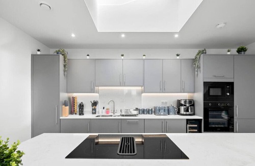 Wythenshawe Apartamento | Luxury Penthouse Near Airport and Trafford Centre