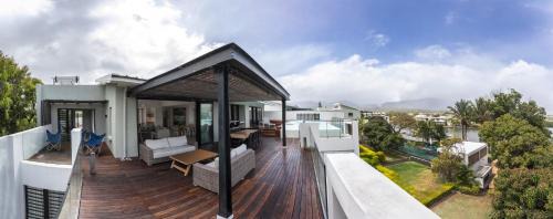 Grande Riviere Noire Apartamento | Luxury Penthouse River Mouth Views & Pools
