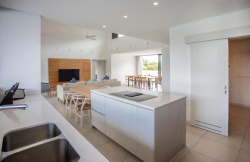 Grande Riviere Noire Apartamento | Luxury Penthouse River Mouth Views & Pools