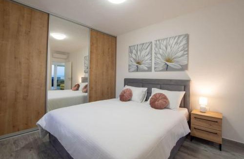 Moca Apartamento | Luxury Penthouse - Views, Hot Tub & Pool