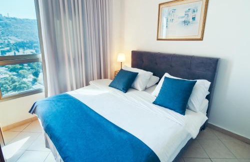 Haifa Apartamento | Luxury Penthouses with Jacuzzi for 8 people on the beach by Almog Beach Haifa Apartments