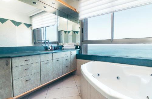Haifa Apartamento | Luxury Penthouses with Jacuzzi for 8 people on the beach by Almog Beach Haifa Apartments