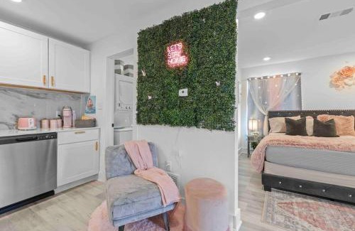 Old East Dallas Apartamento | Luxury Pink Suite in Downtown