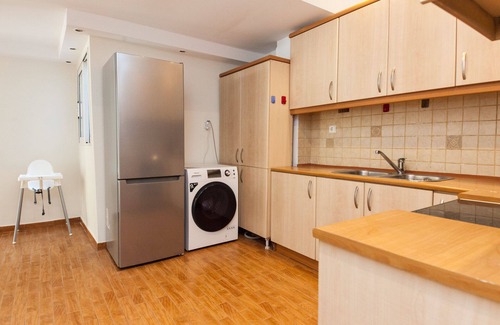 Pasalimani Apartamento | Luxury Pireas Stay New 2BR Urban Escape