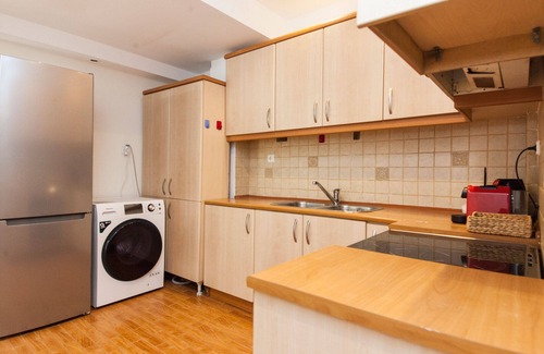 Pasalimani Apartamento | Luxury Pireas Stay New 2BR Urban Escape