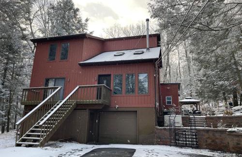 East Stroudsburg Casa | Luxury Pocono Retreat with hot tub, sauna, fire pit, and patio