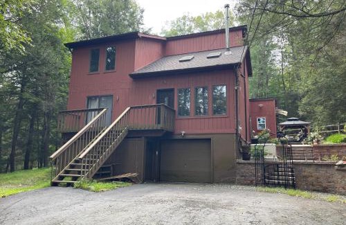 East Stroudsburg Casa | Luxury Pocono Retreat with hot tub, sauna, fire pit, and patio