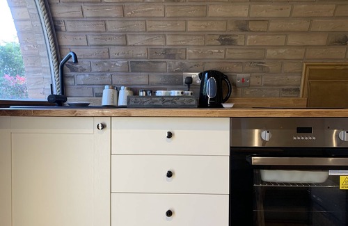 Minster on Sea Cabina | Luxury Pod-Sleeps 2-Hot Tub-Pets-Garden