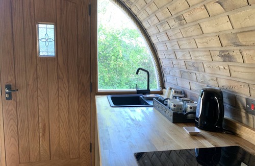 Minster on Sea Cabina | Luxury Pod-Sleeps 2-Hot Tub-Pets-Garden
