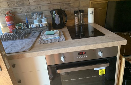 Minster on Sea Cabina | Luxury Pod-Sleeps 2-Hot Tub-Pets-Garden