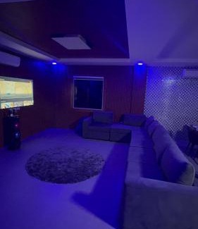 Malabanias Villa | Luxury Pool 4mins WALKING STREET AND Friendship Highway