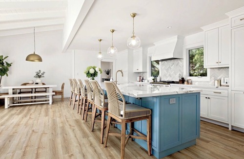 Junior College Neighborhood Association Casa | Luxury pool and sweeping views, newly remodeled