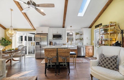 Old Saybrook Center Casa | Luxury & Premier Location-THE CASHMERE COTTAGE! Near the Kate / Saybrook Point!