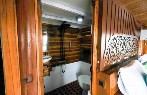 Labuan Bajo Alquiler De Eote | Luxury Private Phinisi Sailing in Komodo island