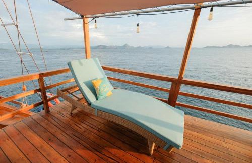 Labuan Bajo Alquiler De Eote | Luxury Private Phinisi Sailing in Komodo island