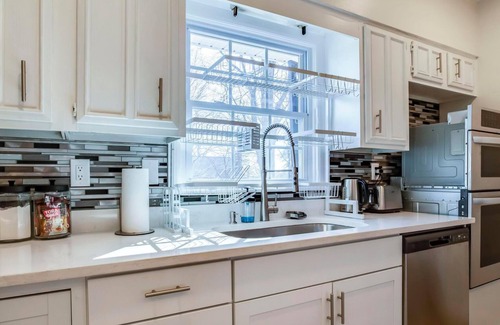 Bashford Manor Casa | Luxury: Private Pickleball, Tennis, Pool, & Hottub