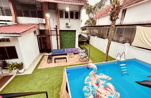 Taman Selamat Villa | Luxury Private Pool Villa + Riverview BBQ Patio !