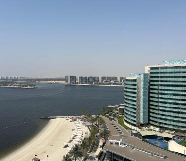 Al Raha Beach Apartamento | Luxury private sea view room