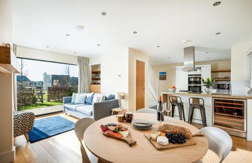 Holworth Casa | Luxury property with spa access on a nature reserve Hambury Cottage BV22