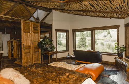 Creede Cabina | Luxury ranch cabin for 12, dog friendly with hot tub, private valley with creek!