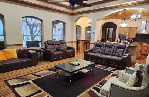 Bertram Otro | Luxury Ranch in Florence-Party House for Families 5 1/2 bedrooms,5bath,Sleeps 20
