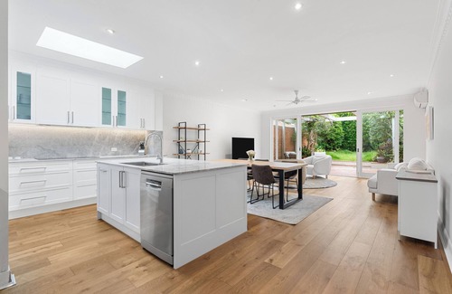 Bondi Cabaña | Luxury Renovated Home, Quiet street- Light Modern