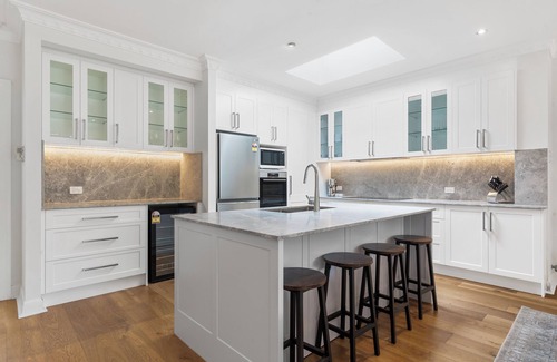 Bondi Cabaña | Luxury Renovated Home, Quiet street- Light Modern