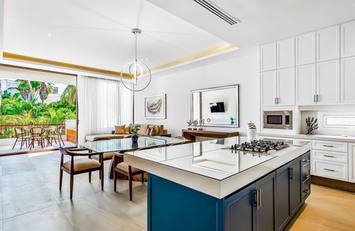 La Puntilla Apartamento | Luxury resort apartment with full kitchen, jetted tub, pools, & tennis