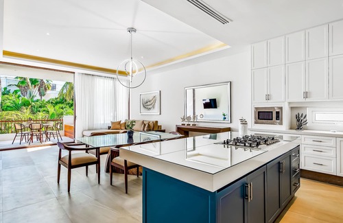 La Puntilla Apartamento | Luxury resort apartment with full kitchen, jetted tub, pools, & tennis