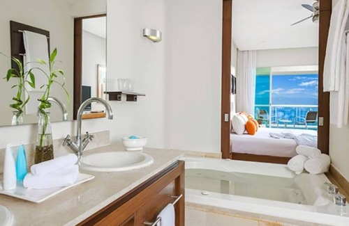 Las Jarretaderas Complejo | Luxury resort Beach side with pools and swim up bars.