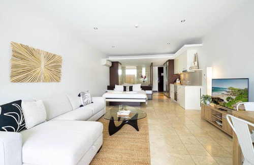 Casuarina Apartamento | Luxury Resort Studio with Pool - Footsteps to Beach