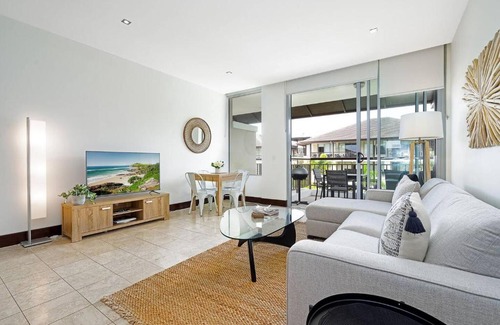 Casuarina Apartamento | Luxury Resort Studio with Pool - Footsteps to Beach