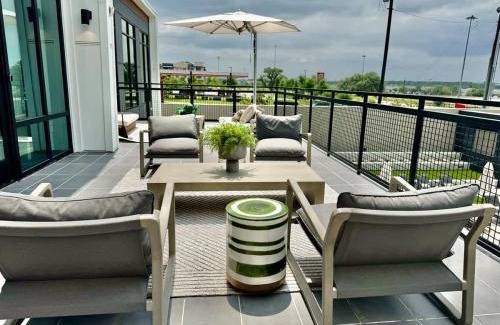 McNeil Apartamento | Luxury Resort-Style Apt Pool