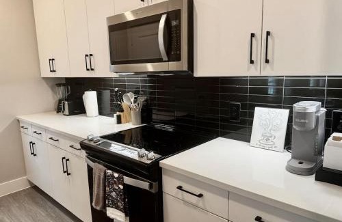 McNeil Apartamento | Luxury Resort-Style Apt Pool