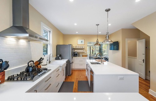 Three Oaks Casa | Luxury Retreat for 26, Pool, Hot Tub, amazing!