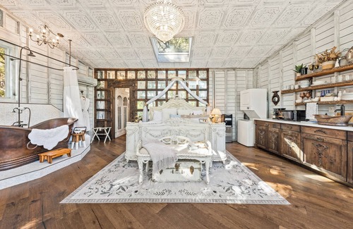 Wadmalaw Island Apartamento | Luxury retreat treehouse near Charleston pet-friendly