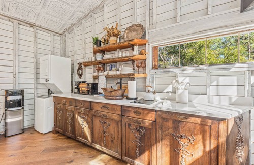 Wadmalaw Island Apartamento | Luxury retreat treehouse near Charleston pet-friendly