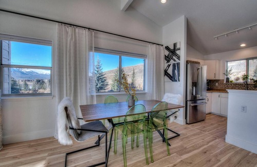 Corinthian Hills Casa | Instaworthy home, hot tub!20 mins to Breck! Across from Lake Dillon &concerts!