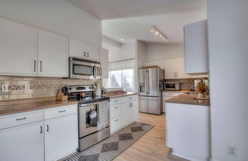 Corinthian Hills Casa | Instaworthy home, hot tub!20 mins to Breck! Across from Lake Dillon &concerts!