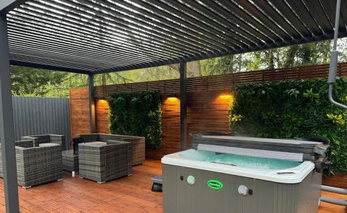 Aldborough Apartamento | Luxury Retreat with Private Hot Tub